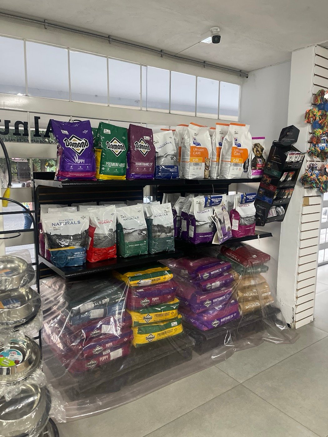 Tienda con anaqueles de alimento